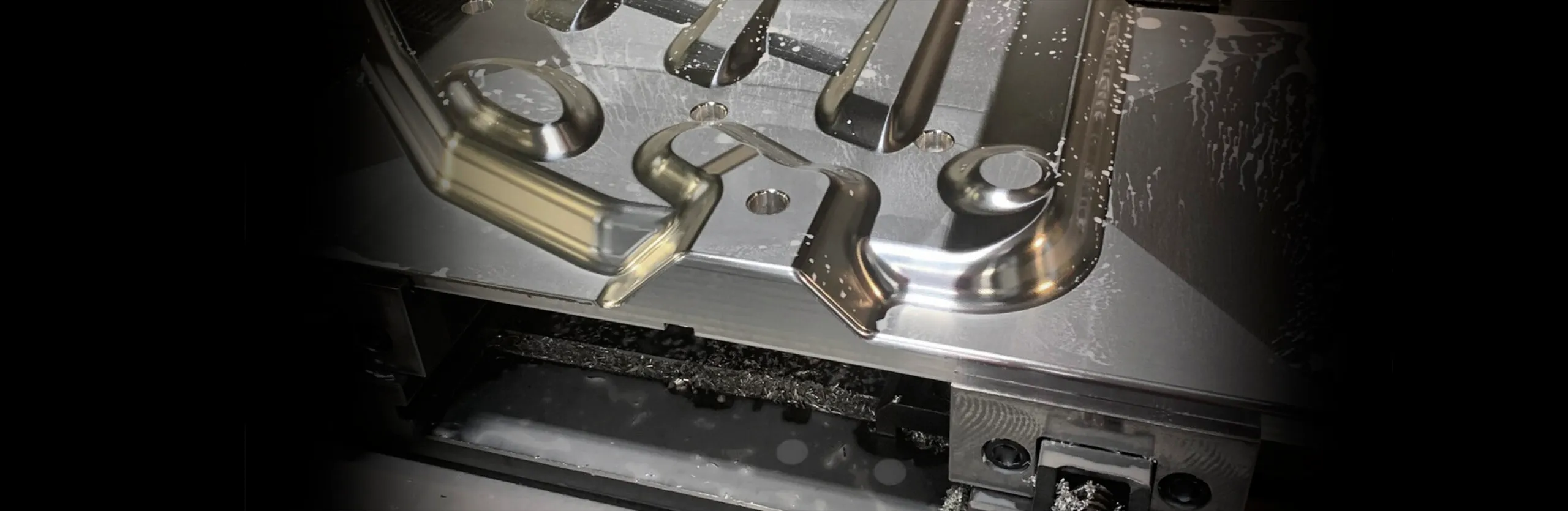 Pièce en cours d’usinage dans un centre CNC Blaxes