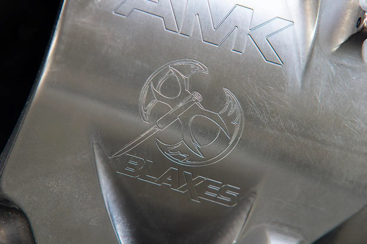 Surface usinée gravée du logo Blaxes